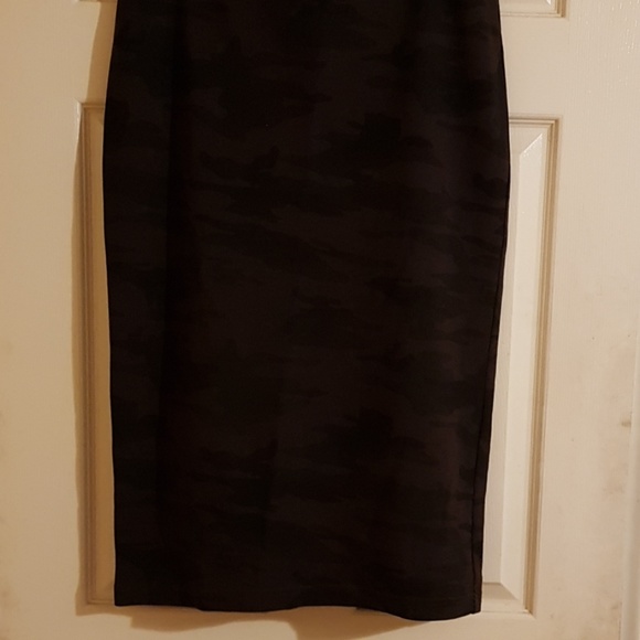 Skirt 29 inches long - Picture 2 of 2